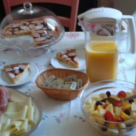 Bed and Breakfast Cherry En Rose *