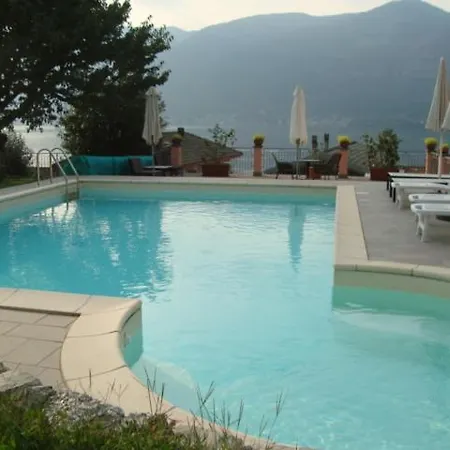 Bed and Breakfast Cherry En Rose